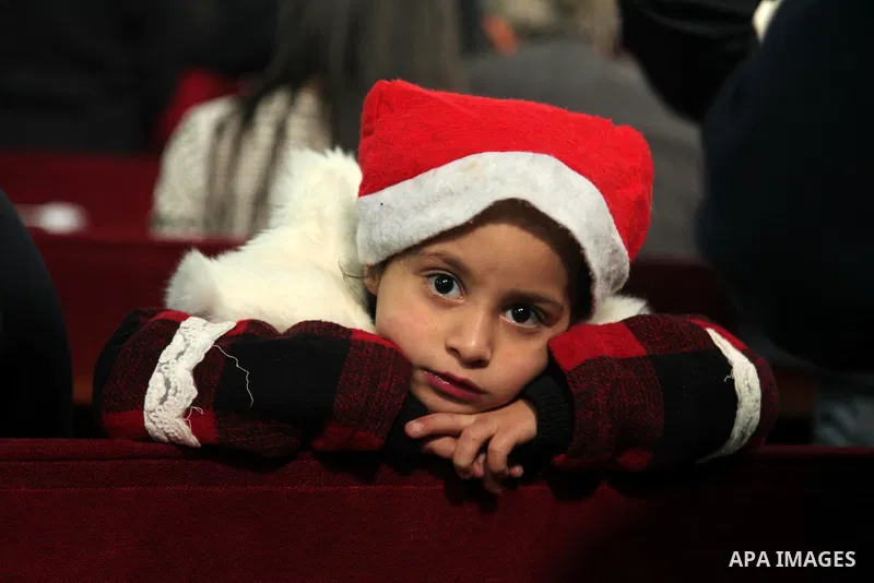 Palestinian Christians attend Christmas mass at Der Latin church, in Gaza City on December 25, 2016. Photo by Ashraf Amra