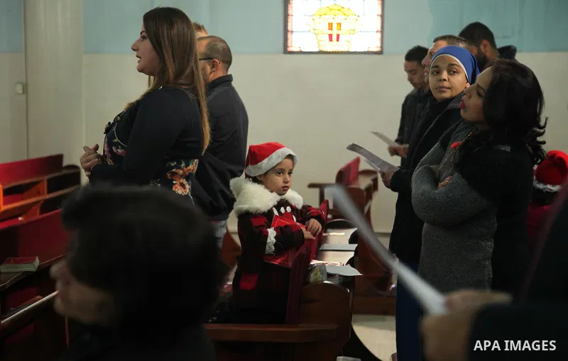 Palestinian Christians attend Christmas mass at Der Latin church, in Gaza City on December 25, 2016. Photo by Ashraf Amra