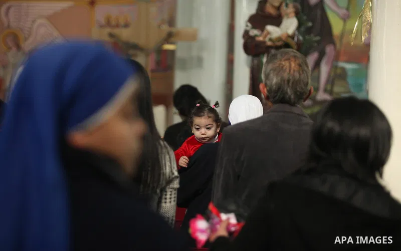 Palestinian Christians attend Christmas mass at Der Latin church, in Gaza City on December 25, 2016. Photo by Ashraf Amra
