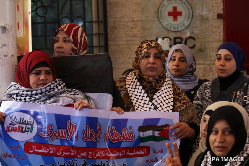 Palestinians take part during a protest to show solidarity with Palestinian prisoners held in Israeli Jails, in front of Red cross office in Gaza city, on December 26, 2016. Photo by Mohammed Asad