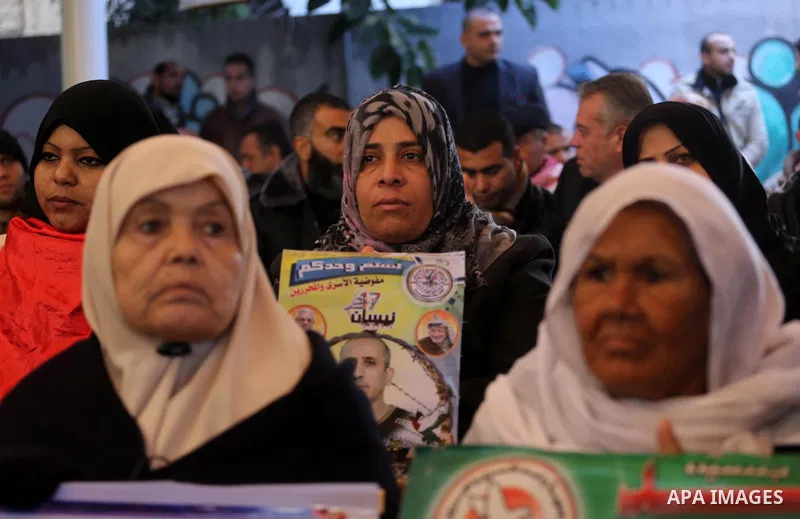 Palestinians take part during a protest to show solidarity with Palestinian prisoners held in Israeli Jails, in front of Red cross office in Gaza city, on December 26, 2016. Photo by Mohammed Asad