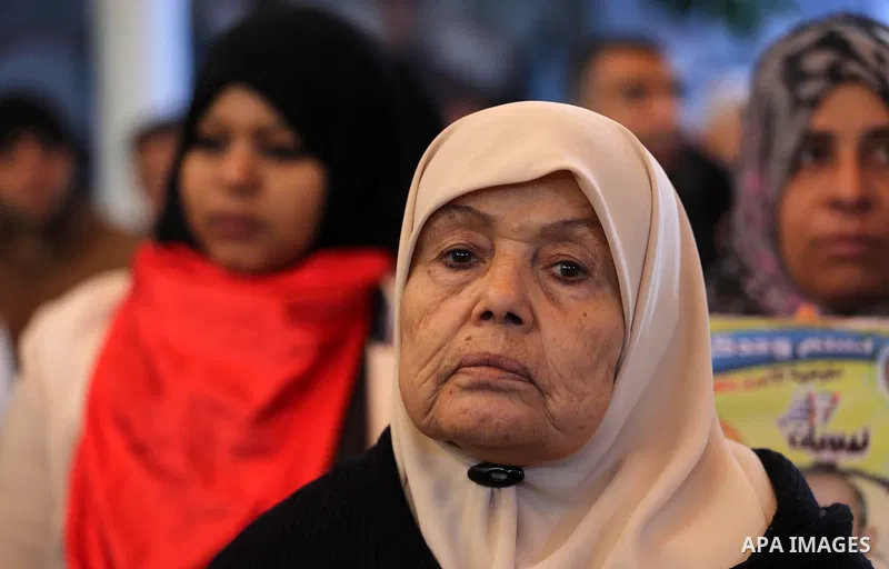 Palestinians take part during a protest to show solidarity with Palestinian prisoners held in Israeli Jails, in front of Red cross office in Gaza city, on December 26, 2016. Photo by Mohammed Asad