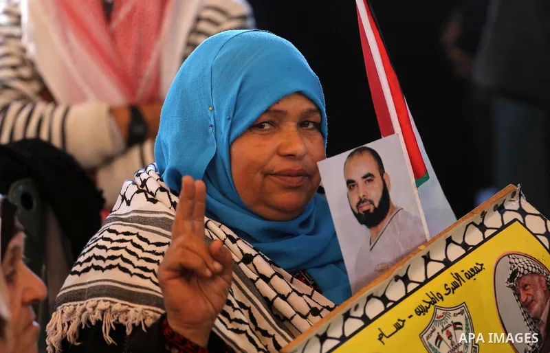 Palestinians take part during a protest to show solidarity with Palestinian prisoners held in Israeli Jails, in front of Red cross office in Gaza city, on December 26, 2016. Photo by Mohammed Asad