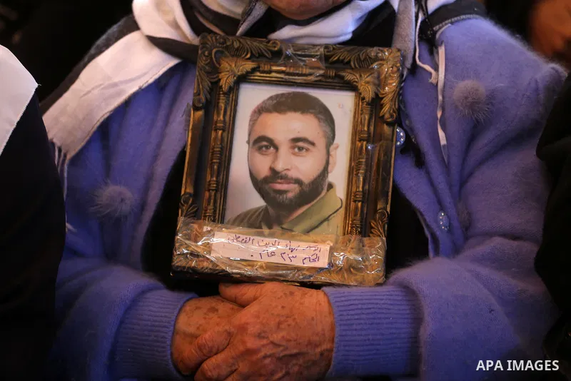 Palestinians take part during a protest to show solidarity with Palestinian prisoners held in Israeli Jails, in front of Red cross office in Gaza city, on December 26, 2016. Photo by Mohammed Asad