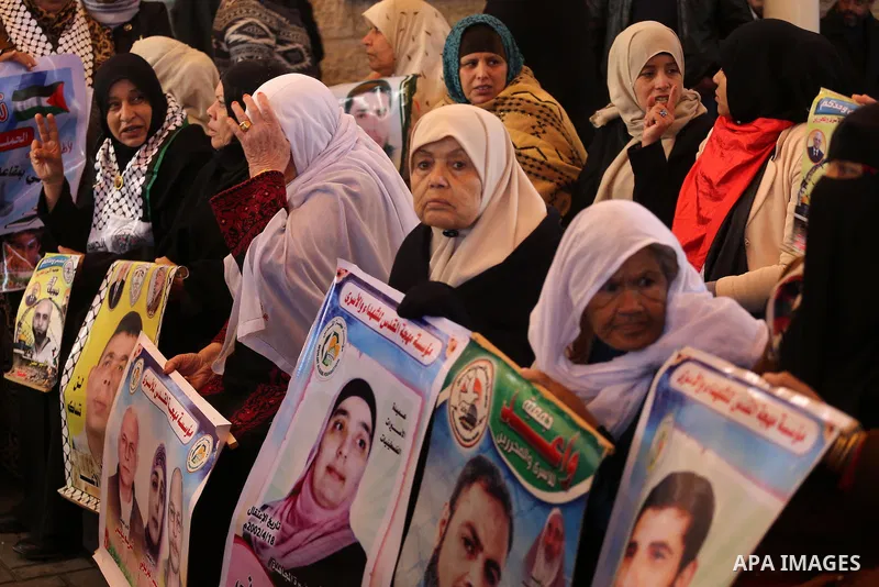 Palestinians take part during a protest to show solidarity with Palestinian prisoners held in Israeli Jails, in front of Red cross office in Gaza city, on December 26, 2016. Photo by Mohammed Asad