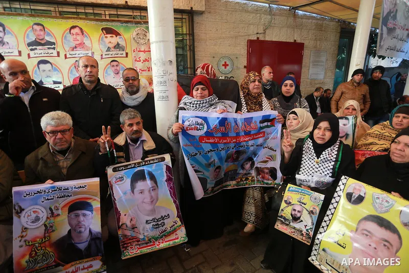 Palestinians take part during a protest to show solidarity with Palestinian prisoners held in Israeli Jails, in front of Red cross office in Gaza city, on December 26, 2016. Photo by Mohammed Asad
