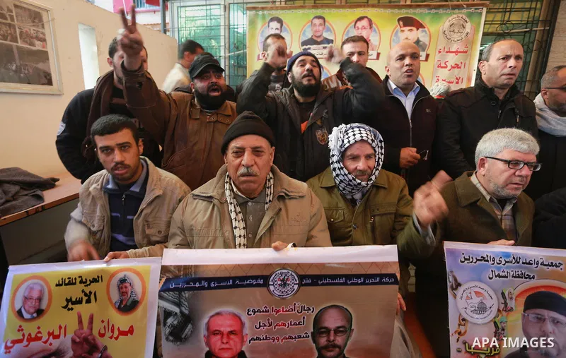 Palestinians take part during a protest to show solidarity with Palestinian prisoners held in Israeli Jails, in front of Red cross office in Gaza city, on December 26, 2016. Photo by Mohammed Asad