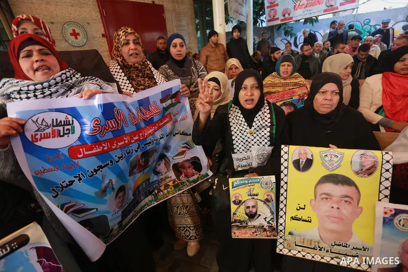 Palestinians take part during a protest to show solidarity with Palestinian prisoners held in Israeli Jails, in front of Red cross office in Gaza city, on December 26, 2016. Photo by Mohammed Asad