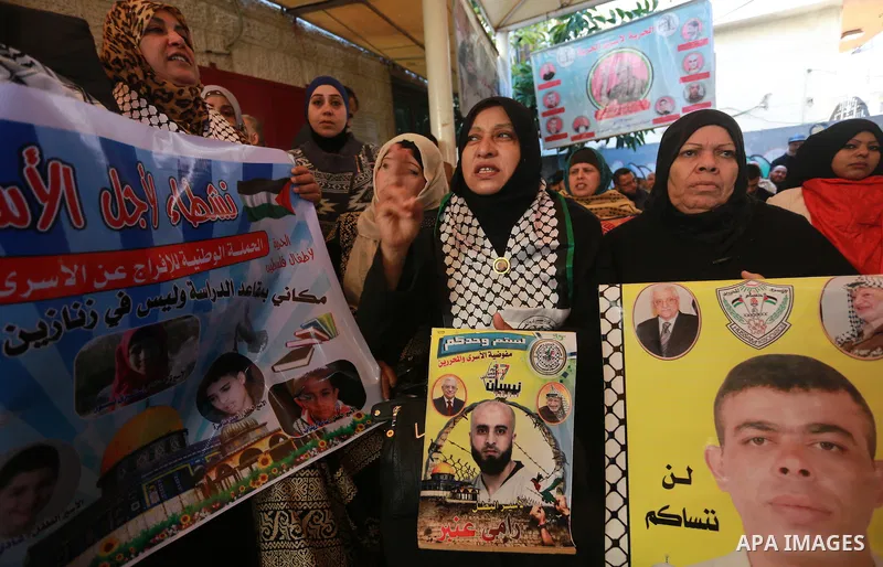 Palestinians take part during a protest to show solidarity with Palestinian prisoners held in Israeli Jails, in front of Red cross office in Gaza city, on December 26, 2016. Photo by Mohammed Asad