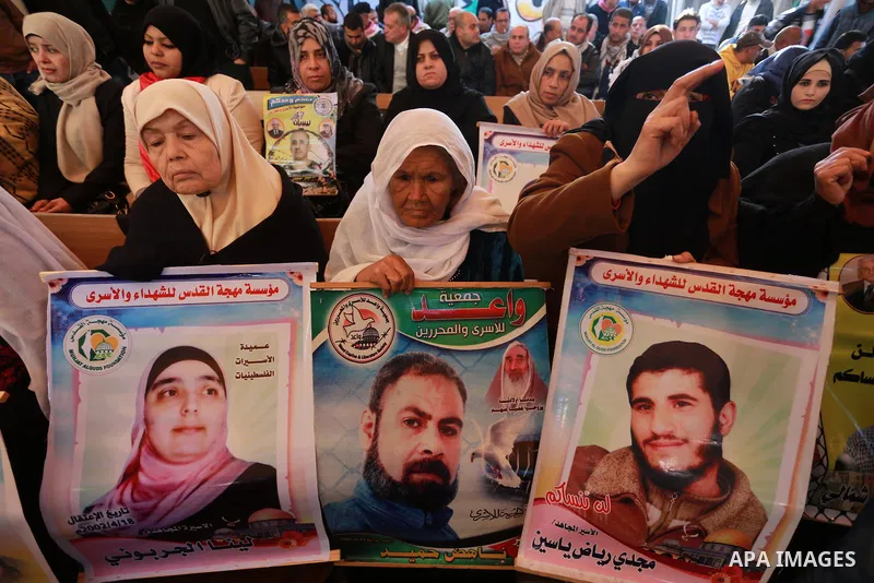Palestinians take part during a protest to show solidarity with Palestinian prisoners held in Israeli Jails, in front of Red cross office in Gaza city, on December 26, 2016. Photo by Mohammed Asad