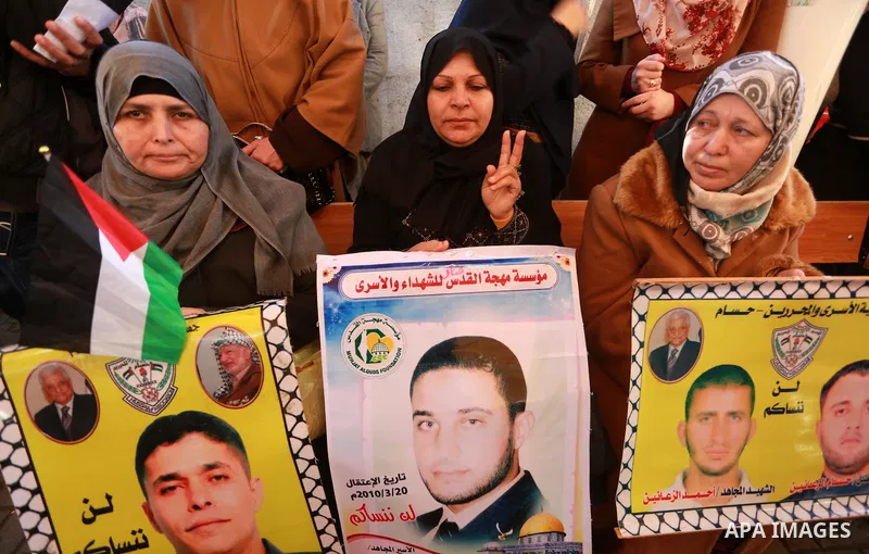 Palestinians take part during a protest to show solidarity with Palestinian prisoners held in Israeli Jails, in front of Red cross office in Gaza city, on December 26, 2016. Photo by Mohammed Asad
