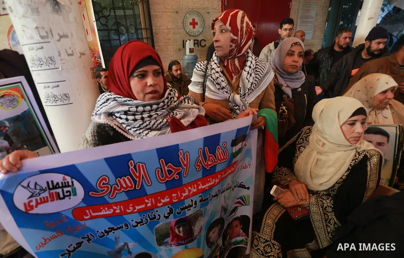Palestinians take part during a protest to show solidarity with Palestinian prisoners held in Israeli Jails, in front of Red cross office in Gaza city, on December 26, 2016. Photo by Mohammed Asad
