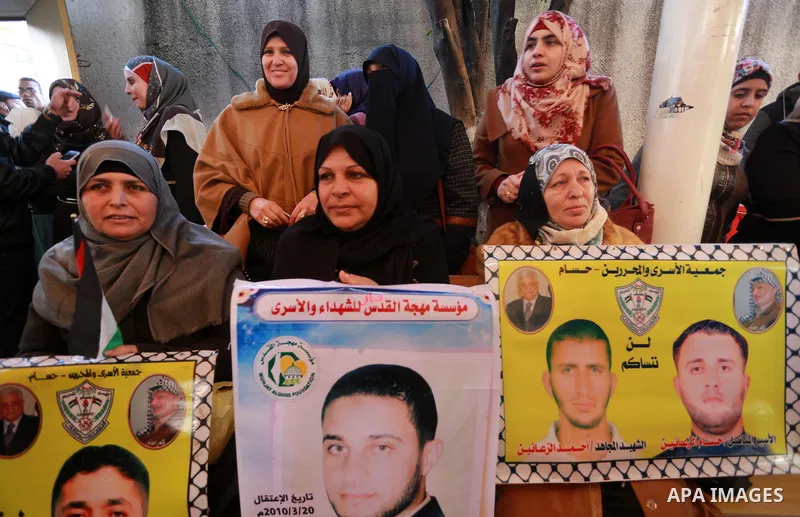 Palestinians take part during a protest to show solidarity with Palestinian prisoners held in Israeli Jails, in front of Red cross office in Gaza city, on December 26, 2016. Photo by Mohammed Asad