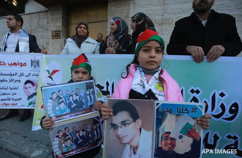 Palestinians take part during a protest to show solidarity with Palestinian prisoners held in Israeli Jails, in front of Red cross office in Gaza city, on December 26, 2016. Photo by Mohammed Asad