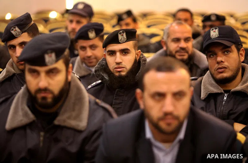 Members of the Palestinian police officers attend a meeting with men of reforms in Deir al-Balah in central Gaza on December 26, 2016. Photo by Ashraf Amra
