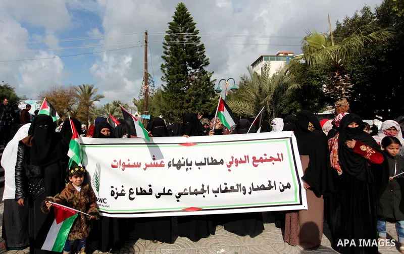 Palestinian workers shout slogans during a protest against the siege of Gaza, in Gaza City, on December 27, 2016. Photo by Ashraf Amra