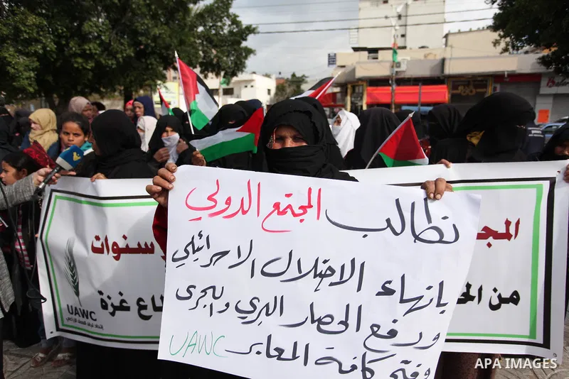 Palestinian workers shout slogans during a protest against the siege of Gaza, in Gaza City, on December 27, 2016. Photo by Ashraf Amra