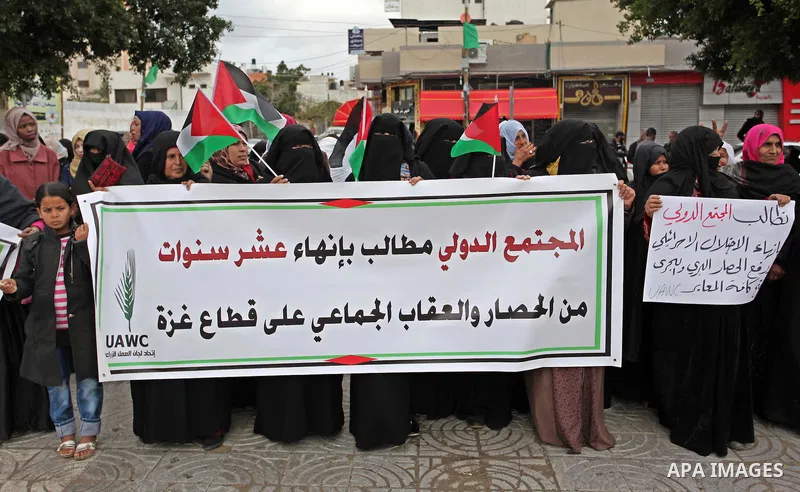 Palestinian workers shout slogans during a protest against the siege of Gaza, in Gaza City, on December 27, 2016. Photo by Ashraf Amra