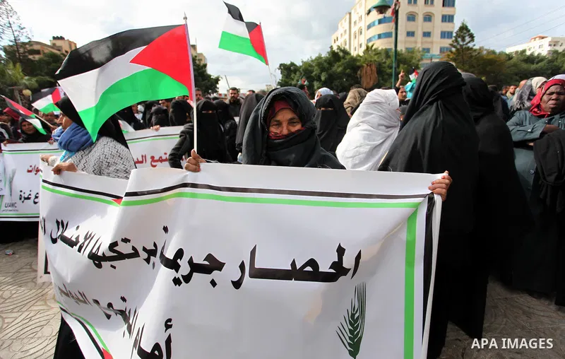 Palestinian workers shout slogans during a protest against the siege of Gaza, in Gaza City, on December 27, 2016. Photo by Ashraf Amra