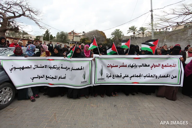 Palestinian workers shout slogans during a protest against the siege of Gaza, in Gaza City, on December 27, 2016. Photo by Ashraf Amra