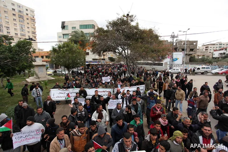 Palestinian workers shout slogans during a protest against the siege of Gaza, in Gaza City, on December 27, 2016. Photo by Ashraf Amra