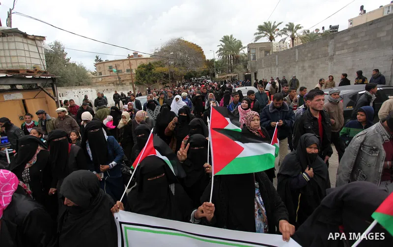 Palestinian workers shout slogans during a protest against the siege of Gaza, in Gaza City, on December 27, 2016. Photo by Ashraf Amra