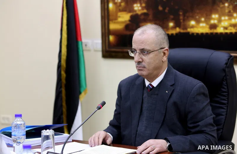 Palestinian Prime Minister, Rami Hamdallah, chairs a meeting of the council Ministers, in the West Bank city of Ramallah, on December 27, 2016. Photo by Prime Minister Office