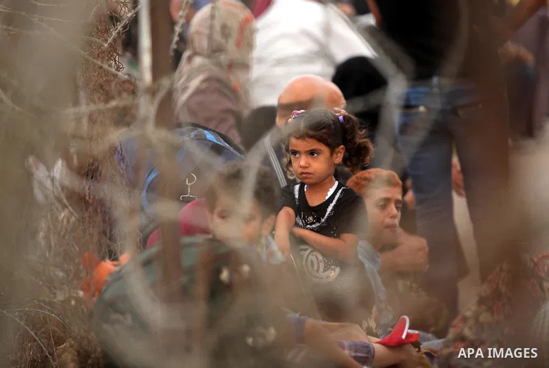 A Palestinian girl waits to cross into Egypt through the Rafah border crossing after it was opened by Egyptian authorities, in the southern Gaza Strip September 3, 2016. Photo by Ashraf Amra
