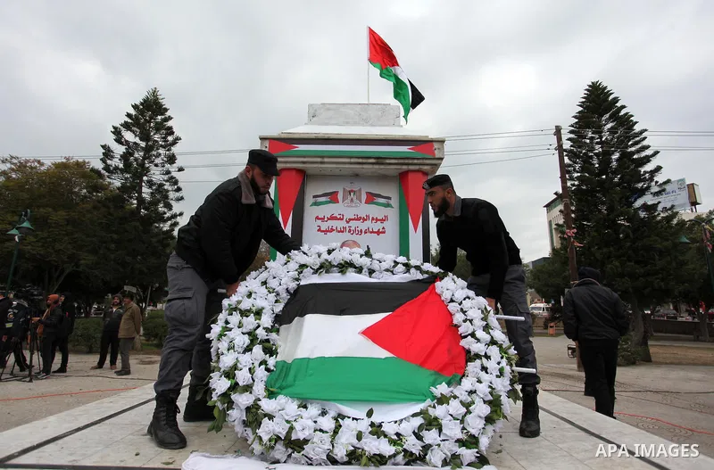 Palestinian police officers lays a wreath at the tomb of the Unknown Soldier during a rally marking the Eighth anniversary of the Israeli attack on Gaza strip in 2009, in Gaza city on December 28, 2016. Photo by Ashraf A...