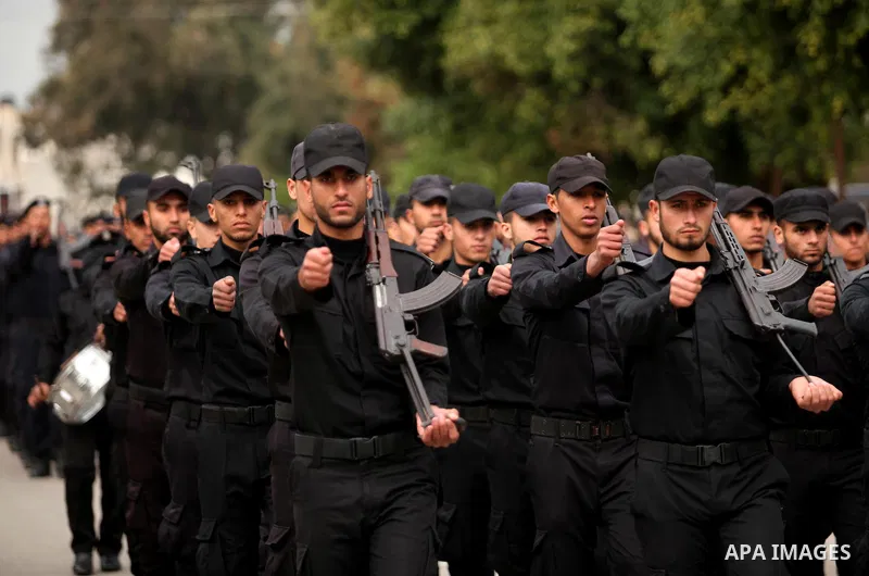 Palestinian police officers march during a rally marking the Eighth anniversary of the Israeli attack on Gaza strip in 2009, in Gaza city on December 28, 2016. Photo by Ashraf Amra