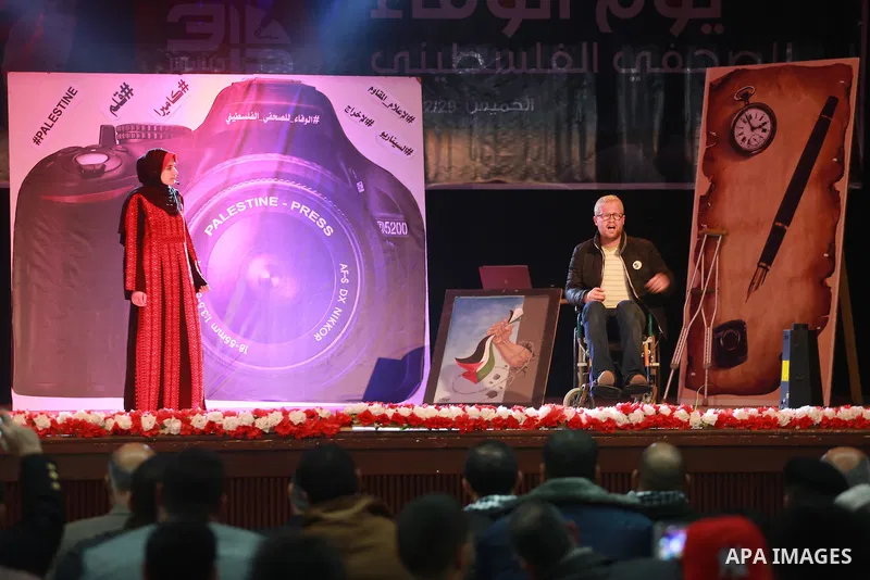 Palestinians attend the operetta entitled "camera and pen" during the events on the al-Wafa' of the Palestinian journalist, in Gaza city on December 29, 2016. Photo by Mohammed Asad