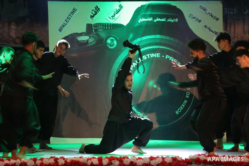 Palestinians attend the operetta entitled "camera and pen" during the events on the al-Wafa' of the Palestinian journalist, in Gaza city on December 29, 2016. Photo by Mohammed Asad
