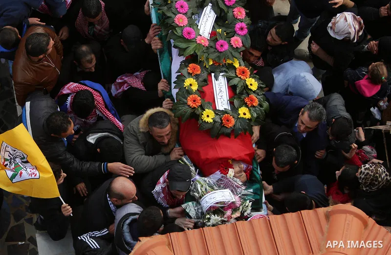 Mourners carry the body of Palestinian Maen Nasser al-Din Abu Qaraa, 23, during his funeral after Israel released his body, in the West Bank city of Ramallah, on December 31, 2016. Abu Qaraa was killed by Israeli forces...