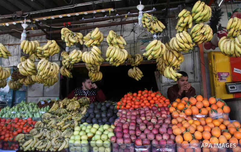 Palestinians shop at a market in Rafah in the southern of Gaza strip, on December 31, 2016. Photo by Abed Rahim Khatib