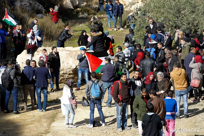 Palestinians take part in the walking tour titled "eyes Tavouh" in the village of Tavouh in the northwest the West bank city of Hebron on the December 31, 2016. Photo by Wisam Hashlamoun