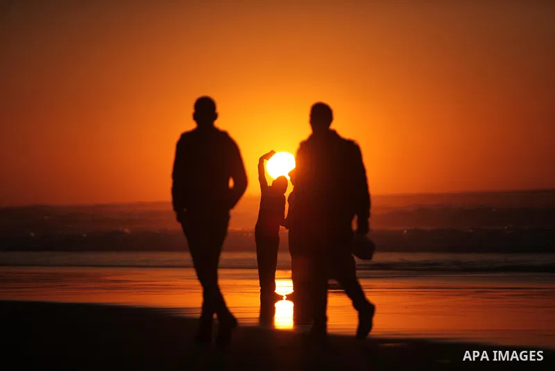 Palestinians take a selfie on the beach of Gaza City, during the last sunset of 2016, on December 31, 2016. Photo by Ashraf Amra