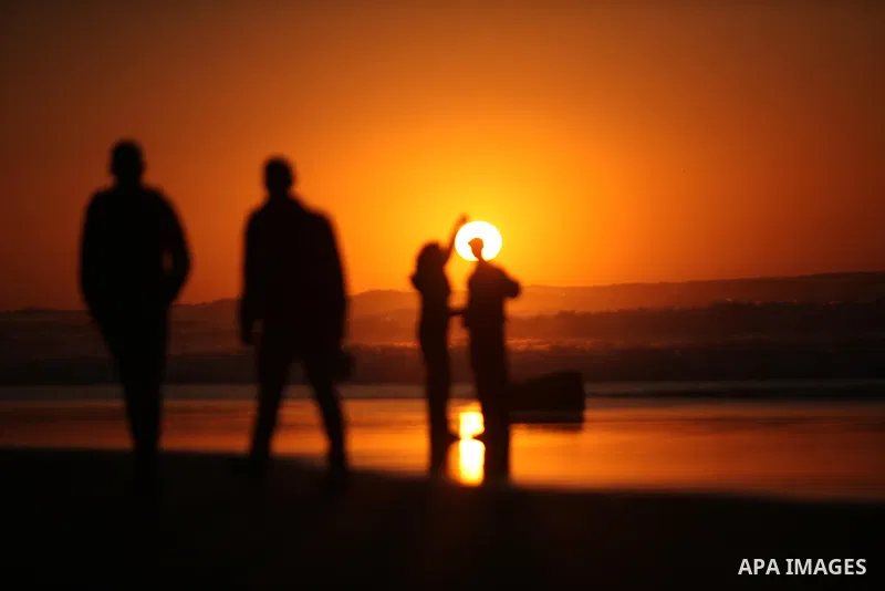 Palestinians take a selfie on the beach of Gaza City, during the last sunset of 2016, on December 31, 2016. Photo by Ashraf Amra