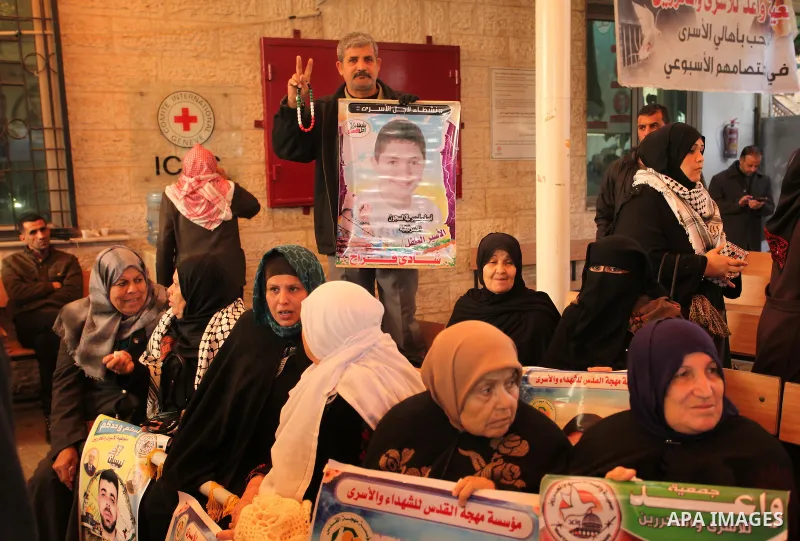 Palestinians take part during a protest to show solidarity with prisoners held in Israeli Jails, in front of Red cross office in Gaza city, on January 2, 2017. Photo by Ashraf Amra