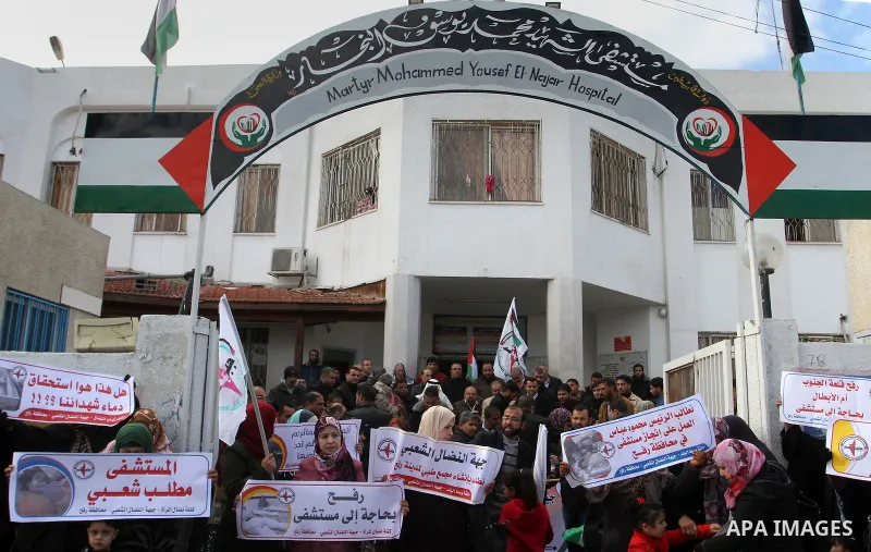 Palestinians take part in a protest to demand the establishment of a hospital, in front of al-Najjar hospital, in Rafah in the southern Gaza strip, on January 3, 2017. Photo by Abed Rahim Khatib
