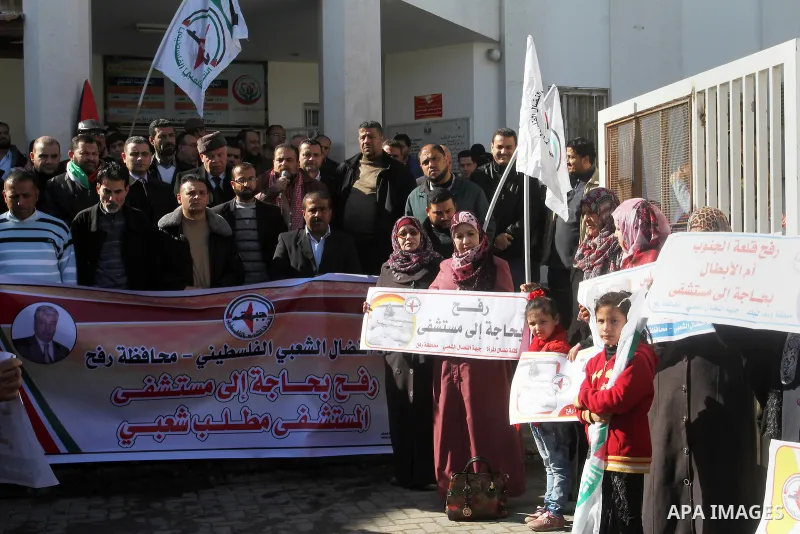 Palestinians take part in a protest to demand the establishment of a hospital, in front of al-Najjar hospital, in Rafah in the southern Gaza strip, on January 3, 2017. Photo by Abed Rahim Khatib