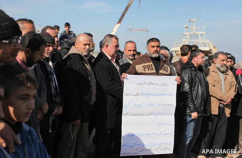 Palestinian fishermen take part in a protest against Israeli naval attack on their colleagues, in Gaza seaport, on January 5, 2017. Photo by Ashraf Amra
