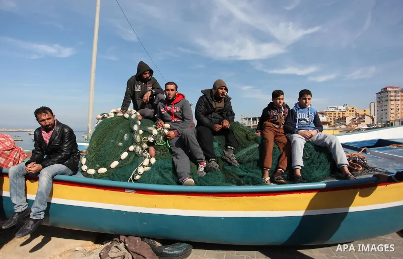 Palestinian fishermen take part in a protest against Israeli naval attack on their colleagues, in Gaza seaport, on January 5, 2017. Photo by Ashraf Amra