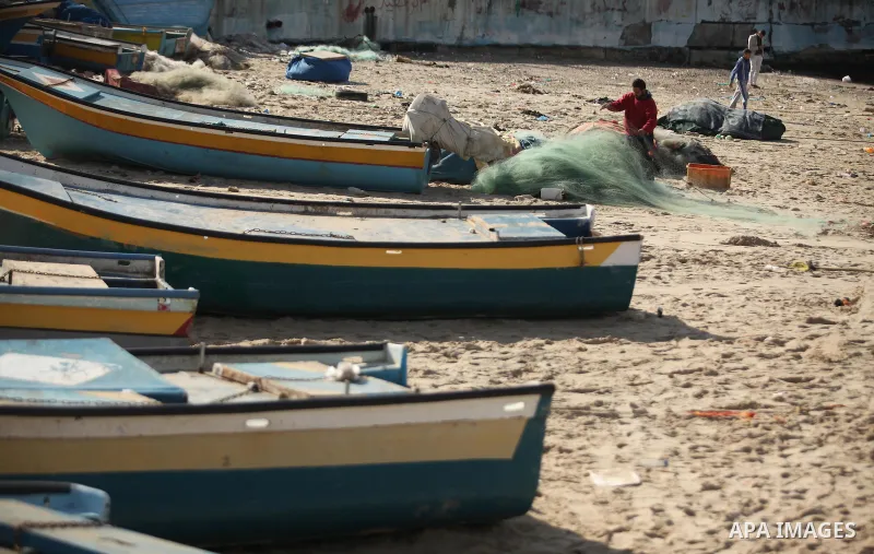 Palestinian fishermen pull their net, in Gaza seaport, on January 5, 2017. Photo by Ashraf Amra