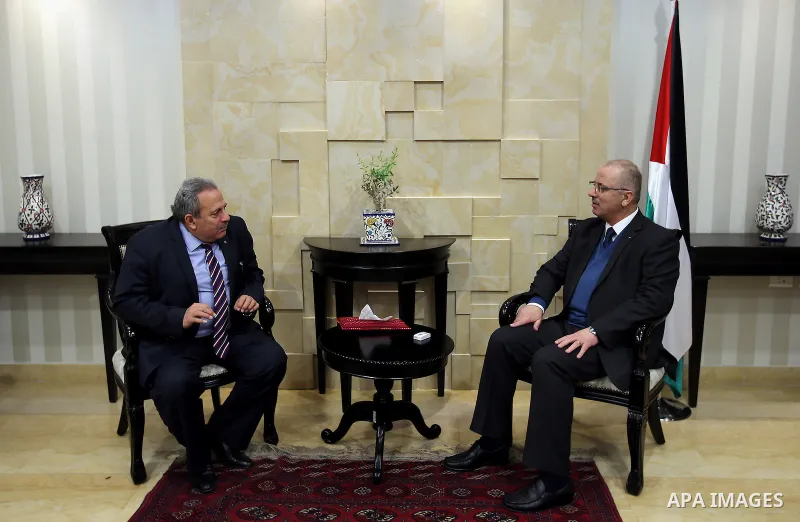 Palestinian Prime Minister Rami Hamdallah meets with Constitutional Court's Chief Mohammed Alhaji Qasim, in the West Bank city of Ramallah, on January 8, 2017. Photo by Prime Minister Office