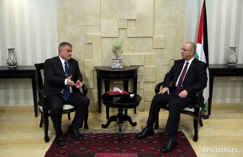 Palestinian Prime Minister Rami Hamdallah meets with General British Consul in Jerusalem, Alastair McPhail, in the West Bank city of Ramallah, on January 9, 2017. Photo by Prime Minister Office