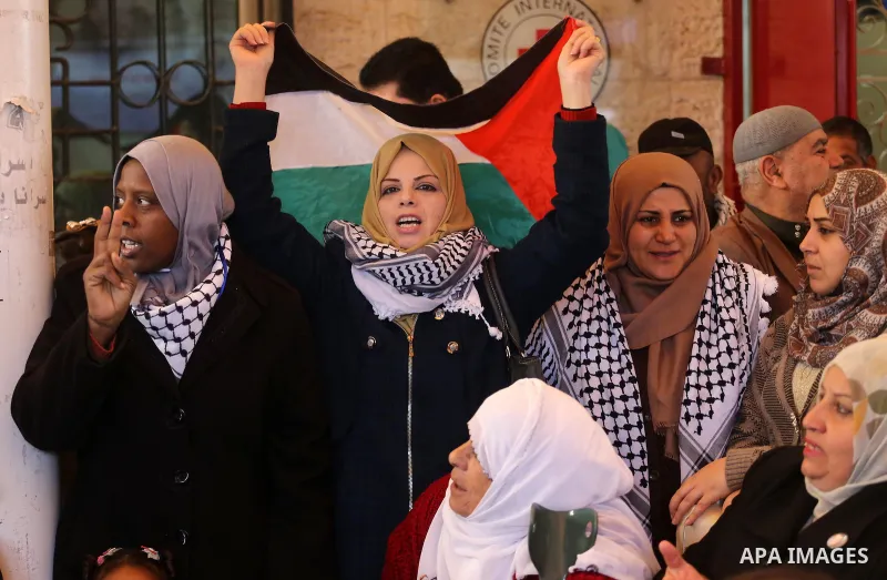 Palestinians take part during a protest to show solidarity with prisoners held in Israeli Jails, in front of Red cross office in Gaza city, on January 16, 2017. Photo by Mohammed Asad