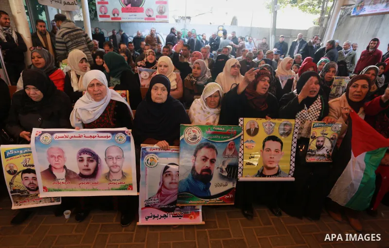 Palestinians take part during a protest to show solidarity with prisoners held in Israeli Jails, in front of Red cross office in Gaza city, on January 16, 2017. Photo by Mohammed Asad