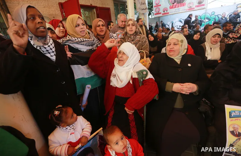 Palestinians take part during a protest to show solidarity with prisoners held in Israeli Jails, in front of Red cross office in Gaza city, on January 16, 2017. Photo by Mohammed Asad