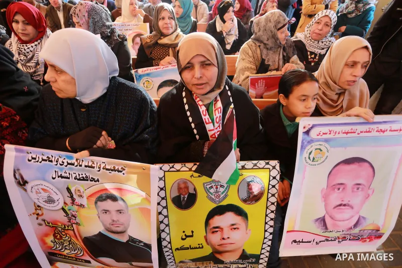 Palestinians take part during a protest to show solidarity with prisoners held in Israeli Jails, in front of Red cross office in Gaza city, on January 16, 2017. Photo by Mohammed Asad