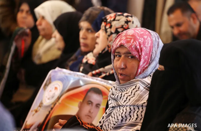 Palestinians take part during a protest to show solidarity with prisoners held in Israeli Jails, in front of Red cross office in Gaza city, on January 16, 2017. Photo by Mohammed Asad